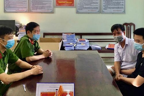 2 công an cùng người dân lao xuống cứu nam sinh chới với trên sông