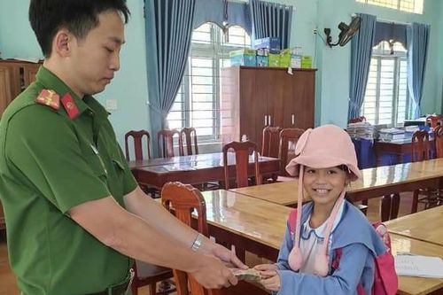 Nữ sinh lớp 2 nhờ công an trả lại 20 triệu đồng cho người đánh mất