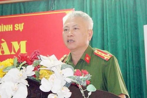 Vị Đại tá đích thân thuyết phục kẻ bắn chết người rồi cố thủ trong nhà