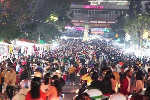 Đà Lạt đông nghẹt du khách, phạt nặng người không đeo khẩu trang