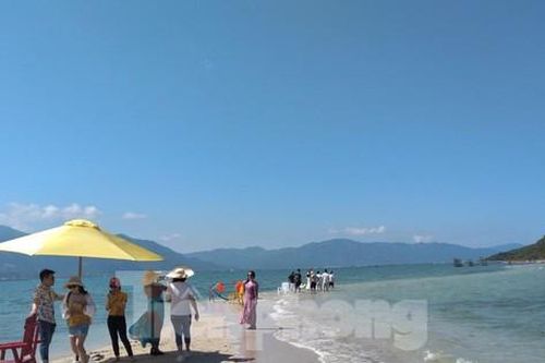 Nha Trang tấp nập du khách đi biển, nhiều người 'bỏ quên' khẩu trang