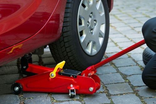 Cách thay lốp khi lái xe đường dài