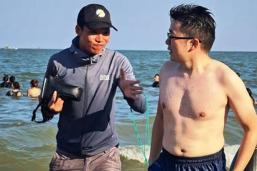 Nhiều người làm dịch vụ ở Sầm Sơn 'quên' đeo khẩu trang