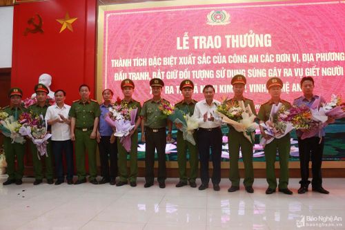 Trao thưởng các đơn vị đấu tranh, bắt giữ thành công đối tượng bắn 2 người tử vong ở TP.Vinh