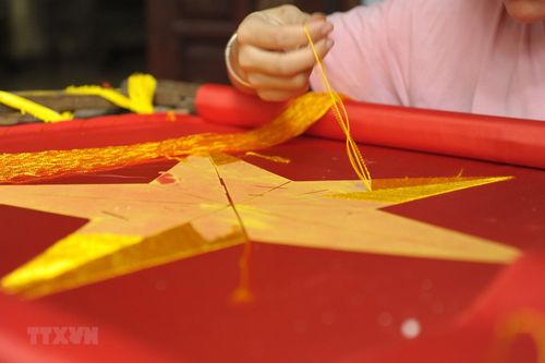 Hà Nội: Rộn ràng làng làm cờ Tổ quốc cho những ngày lễ lớn