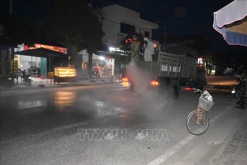 Quân khu 3 hỗ trợ phun sát khuẩn cho xã vùng dịch ở Hưng Yên