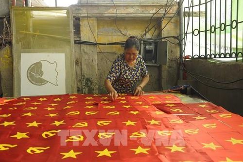 Hà Nội: Rộn ràng làng làm cờ Tổ quốc