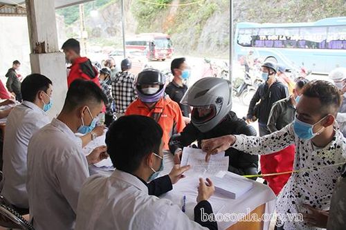 Tăng đột biến số lượng phương tiện, người qua Trạm kiểm soát Vân Hồ