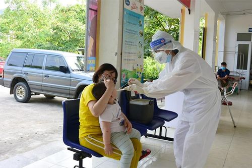 5 trường hợp tiếp xúc với bệnh nhân 2927 và 2928 đều có kết quả âm tính