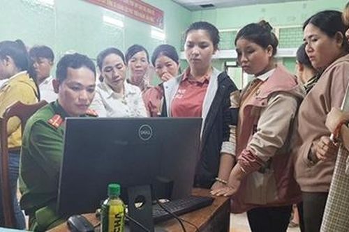 Rút gọn đám cưới để cùng đồng đội làm căn cước công dân