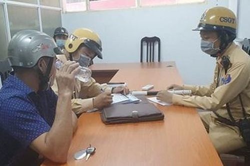 Đi ăn cưới cháu, ông dính nồng độ cồn