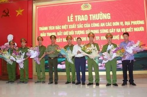 Khen thưởng các đơn vị phá nhanh vụ án dùng súng bắn chết 2 người