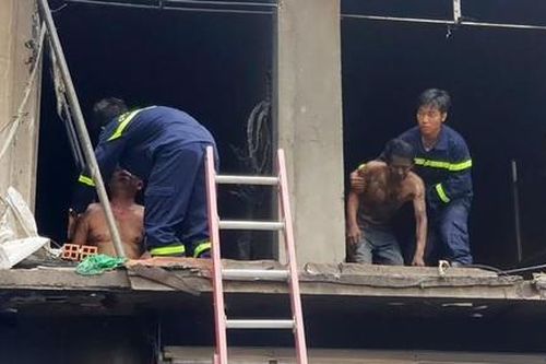 Clip hai người ám khói đen bất ngờ bước ra từ đám cháy ở Sài Gòn