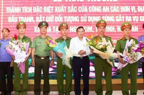 Nghệ An: Trao thưởng các đơn vị bắt giữ thành công đối tượng nổ súng khiến 2 người tử vong