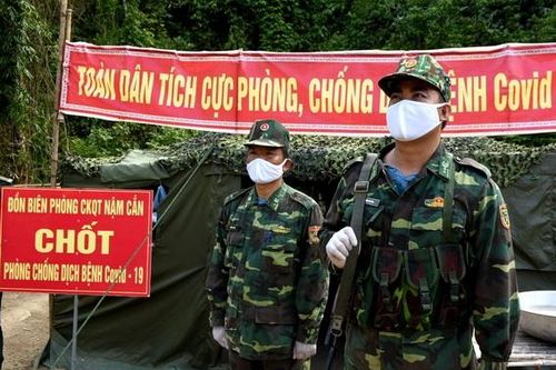 'Vượt nắng, thắng mưa' chống dịch COVID-19