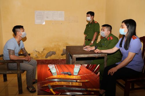 Giám đốc cùng 7 nhân viên vác dao kiếm đi giải quyết mâu thuẫn