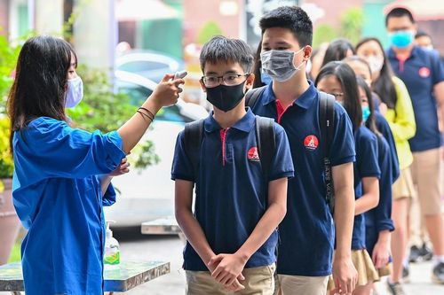Học sinh Hà Nội đi học bình thường sau lễ
