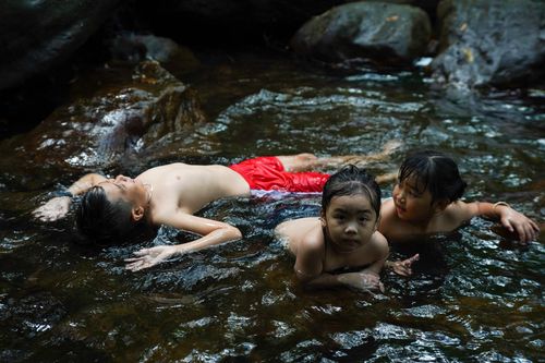 Nhiều du khách chọn tắm suối ở Phú Quốc để tránh đông người