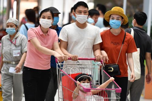Người Hà Nội đổ về trung tâm thương mại ngày nghỉ lễ