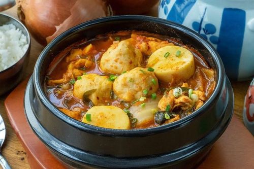 Làm canh kim chi mực viên cho ngày mưa
