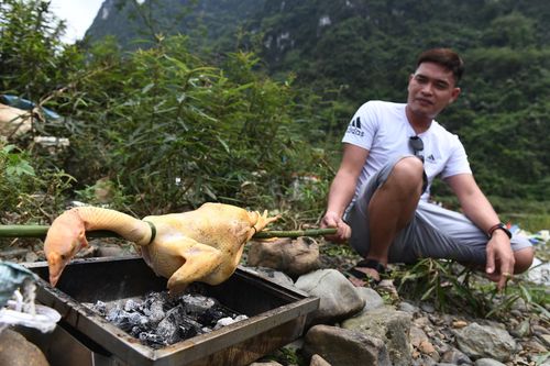 Cắm trại, thưởng thức ẩm thực bên bờ suối ngày nghỉ lễ