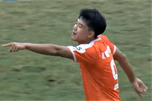 Đức Chinh sút tung lưới ĐKVĐ Viettel