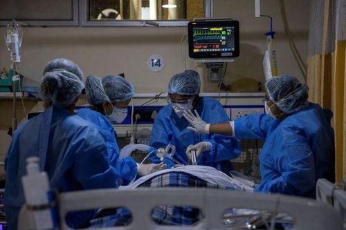 Bên trong nơi giành giật sự sống cho bệnh nhân Covid-19 ở Ấn Độ
