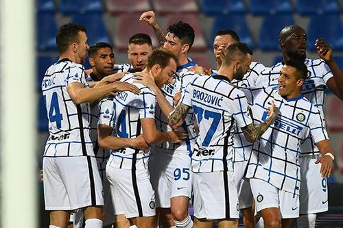 Inter thắng dễ Crotone, tiến gần chức vô địch Serie A
