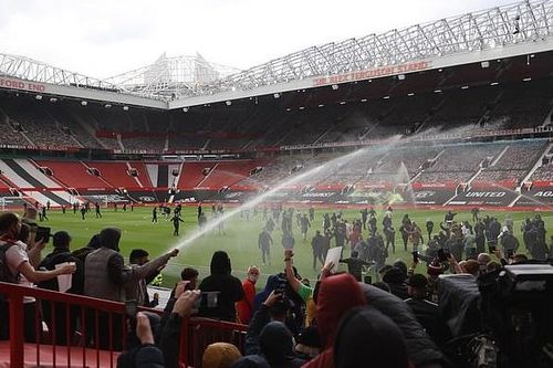 CĐV tràn xuống sân, trận MU và Liverpool bị hoãn