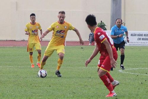 HLV Petrovic 'yêu ghét' lẫn lộn với Paulo Pinto