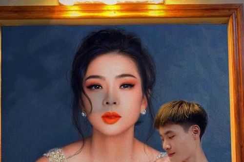 Chàng trai đam mê vẽ tranh truyền thần