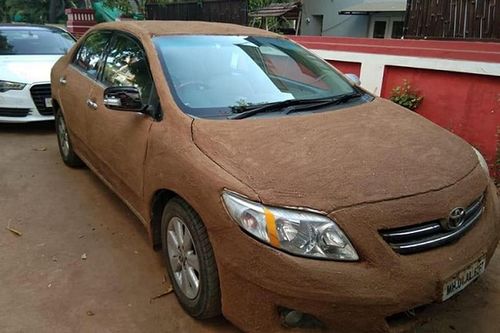 Hyundai i20 Elite 'mặc áo' phân bò để... chống nóng và trang trí
