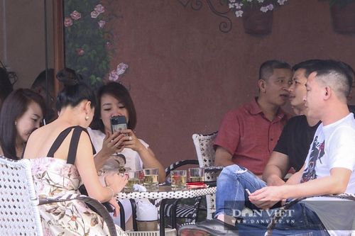 Người dân tụ tập đông người, không đeo khẩu trang giữa điểm 'nóng' COVID-19