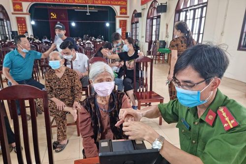 Hà Nội: Vừa cấp CCCD vừa tuyên truyền phòng dịch Covid-19