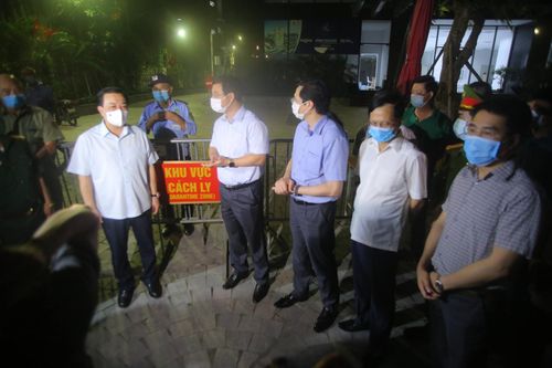 Phó Chủ tịch Hà Nội kiểm tra phong tỏa chung cư nơi nữ nhân viên quán bar mắc COVID-19