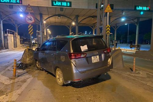 Ô tô biến dạng sau cú tông vào trạm thu phí 'bỏ hoang' dưới chân cầu Đồng Nai