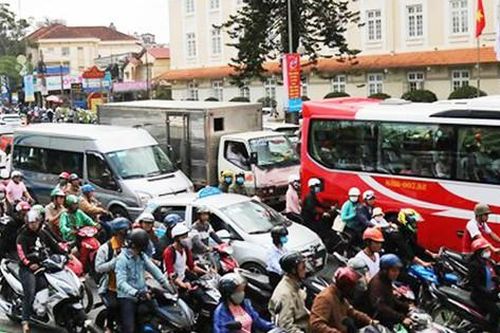 Kêu gọi người Đà Lạt đi xe máy, nhường đường cho ô tô du lịch