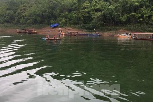 Đi nghỉ lễ, một cán bộ huyện mất tích khi tắm hồ
