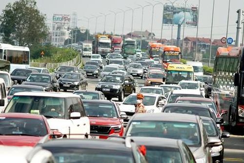 Ô tô va chạm trước trạm thu phí khiến hàng nghìn phương tiện 'bò' trên đường
