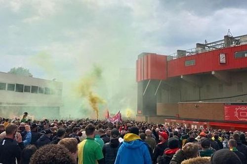 CĐV M.U điên cuồng chiếm sân Old Trafford trước đại chiến Liverpool