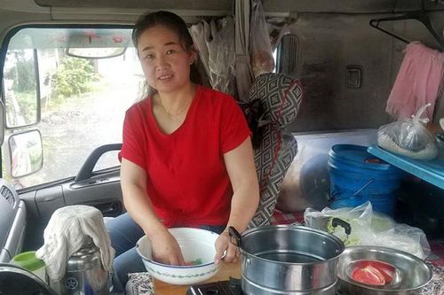 Người phụ nữ 18 năm sống cùng chồng trên xe tải