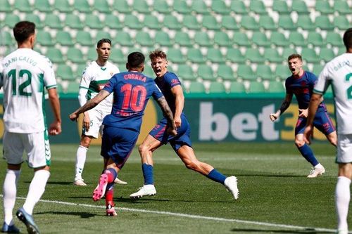Thắng hú vía Elche, Atletico giữ ngôi đầu bảng