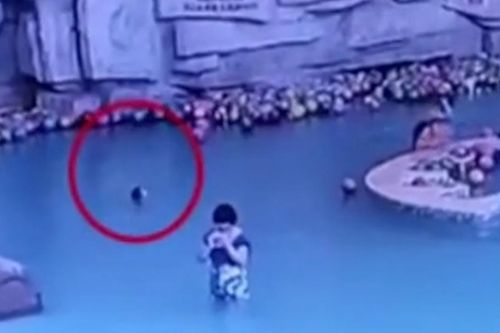 Bé trai 4 tuổi đuối nước ngay sau lưng mà bà mẹ không hề hay biết