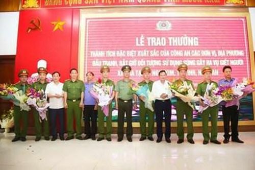 Công an tỉnh Nghệ An được thưởng 'nóng' sau chiến công khuất phục 'sát thủ'