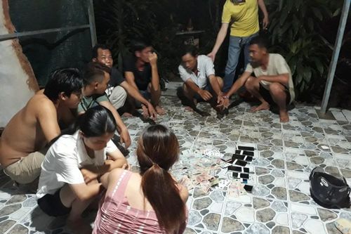 Bắt 9 đối tượng nam, nữ sát phạt nhau trên chiếu bạc trong ngày nghỉ lễ