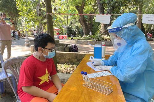 Bất ngờ được lấy mẫu xét nghiệm COVID-19 khi đến Thảo cầm viên Sài Gòn