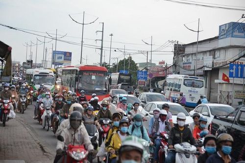 Sợ kẹt xe, người đi nghỉ lễ trở về TP Hồ Chí Minh sớm