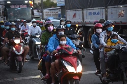 Sợ kẹt xe, người đi nghỉ lễ trở về TP Hồ Chí Minh sớm