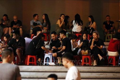 Tái diễn tình trạng tụ tập đông người, không đeo khẩu trang nơi công cộng