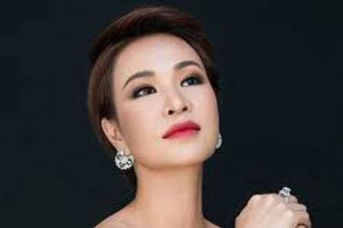 Chỉ bằng một ánh mắt, Nguyễn Hải Phong 'vạch trần' Uyên Linh hát mà sợ quên lời